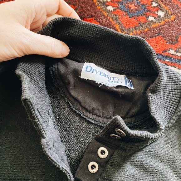 vintage diversity sport henley sweatshirt in black, size s/m - Picture 2 of 2